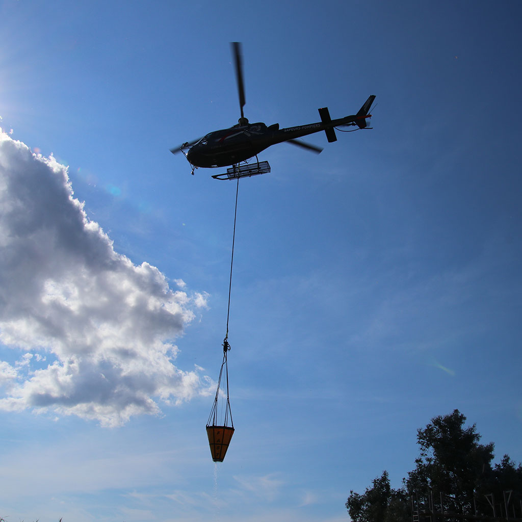 Hélicoptère bombardier d’eau combat du feux de forêt